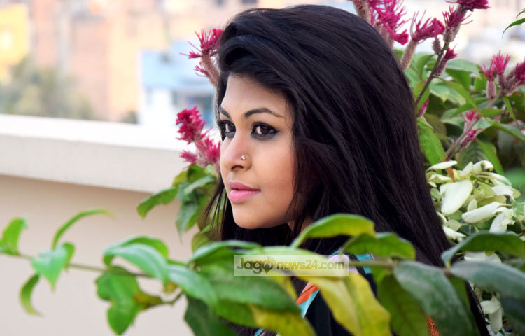 প্রকৃতির সঙ্গে রয়েছে নাফিসার নিবিড় বন্ধন। ছবি : মাহবুব আলম।