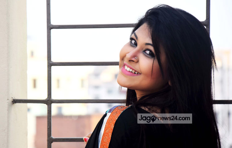 উচ্ছ্বল হাসিতে নাফিসা। তিনি সব সময় হাসি-খুশি ও আনন্দে থাকতে পছন্দ করেন। ছবি : মাহবুব আলম।