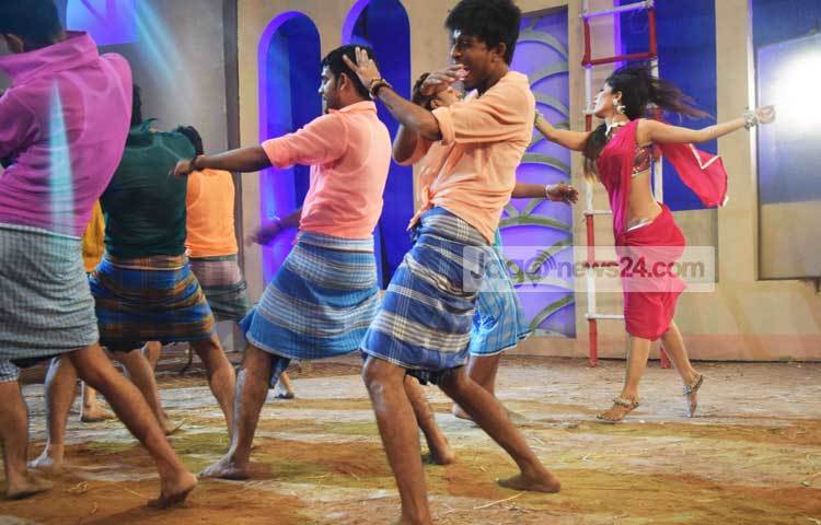 নায়লা নাঈমের &lsquo;রাত্রির যাত্রী&rsquo; ছবির এ আইটেম গানটি মাত্র পাঁচ দিনেই লক্ষাধিক দর্শক উপভোগ করেছেন। &lsquo;আমি সুন্দরী নারী&rsquo; শীর্ষক কথার এ গানটিতে নায়লার সঙ্গে এক ঝাঁক নৃত্যশিল্পী অংশ নিয়েছেন। ছবি : মাহবুব আলম