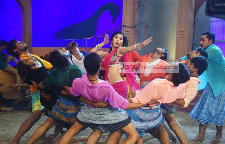 হাবিবুল ইসলাম হাবিবের নির্মিতব্য &lsquo;রাত্রীর যাত্রী&rsquo; ছবিতে আইটেম গার্ল হিসেবে নৃত্য পরিবেশন করেছেন বর্তমান সময়ের আলোচিত মডেল নায়লা নাঈম। এরইমধ্যে এ গানটি ইউটিউবে প্রকাশ হয়েছে। প্রকাশের পাঁচ দিনে মধ্যেই আইটেম গানটি সবার হৃদয়ে ঝড় তুলেছে। ছবি : মাহবুব আলম