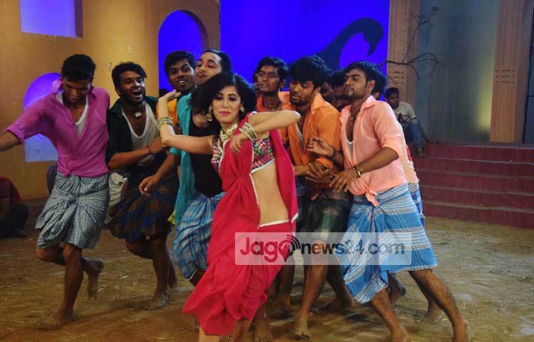 হাবিবুল ইসলাম হাবিবের নির্মিতব্য &lsquo;রাত্রীর যাত্রী&rsquo; ছবিতে আইটেম গার্ল হিসেবে নৃত্য পরিবেশন করেছেন বর্তমান সময়ের আলোচিত মডেল নায়লা নাঈম। এরইমধ্যে এ গানটি ইউটিউবে প্রকাশ হয়েছে। প্রকাশের পাঁচ দিনে মধ্যেই আইটেম গানটি সবার হৃদয়ে ঝড় তুলেছে। ছবি : মাহবুব আলম