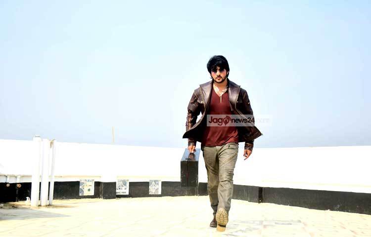 চিত্রনায়ক নিরব অভিনীত &lsquo;গেম&rsquo; ছবির সিক্যুয়েল &lsquo;গেম রিটার্নস&rsquo; নির্মিত হচ্ছে। রয়েল খান পরিচালিত এই ছবিতে নিরবকে একজন পেশাদার খুনীর চরিত্রে অভিনয় করেছেন। রাজধানীর আফতাব নগর শুটিং স্পট থেকে ছবি তুলেছন-মাহবুব আলম