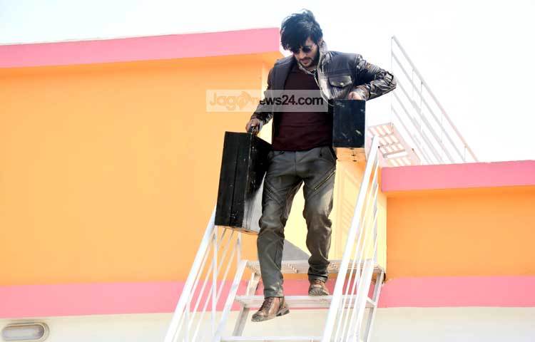 বর্তমানে ঢাকা ও এর আশপাশের বিভিন্ন মনোরম লোকেশনে &lsquo;গেম রিটার্নস&rsquo; ছবি দৃশ্যধারণ চলছে। রাজধানীর আফতাব নগর শুটিং স্পট থেকে ছবি তুলেছন-মাহবুব আলম