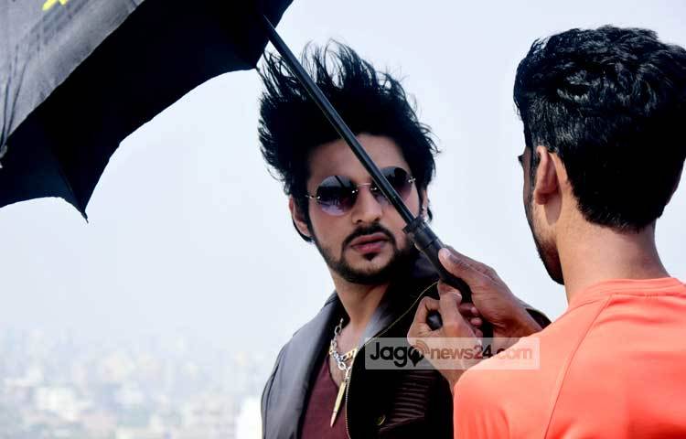 চিত্রনায়ক নিরব অভিনীত &lsquo;গেম&rsquo; ছবির সিক্যুয়েল &lsquo;গেম রিটার্নস&rsquo; নির্মিত হচ্ছে। রয়েল খান পরিচালিত এই ছবিতে নিরবকে একজন পেশাদার খুনীর চরিত্রে অভিনয় করেছেন। রাজধানীর আফতাব নগর শুটিং স্পট থেকে ছবি তুলেছন-মাহবুব আলম