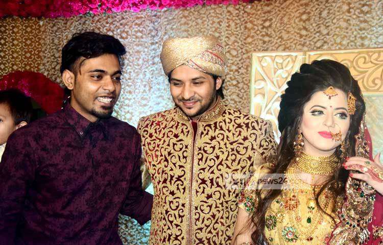 বন্ধু নিরবের বিবাহোত্তর সংবর্ধনা অনুষ্ঠানে এসেছিলেন জনপ্রিয় সঙ্গীতশিল্পী আরফিন রুমী। ছবি : মাহবুব আলম।