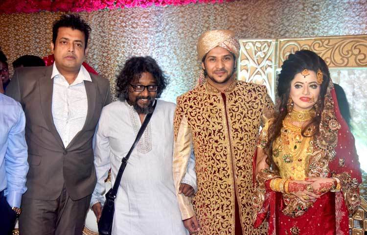 নিরবের বিবাহোত্তর সংবর্ধনা অনুষ্ঠানে শুভেচ্ছা জানাতে এসেছিলেন চিত্রনায়ক ওমর সানী ও খ্যাতিমান নির্মাতা অমিতাভ রেজা। ছবি : মাহবুব আলম।