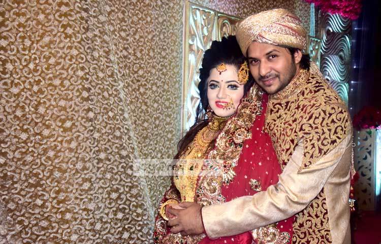 বিবাহোত্তর সংবর্ধনা অনুষ্ঠানে এভাবে সস্ত্রীক ক্যামেরাবন্দী হন অভিনেতা নিরব। ছবি : মাহবুব আলম।