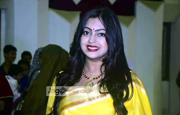 নিরবকে শুভেচ্ছা জানাতে এসেছিলেন দর্শকপ্রিয় চিত্রনায়িকা নিপুণ। ছবি : মাহবুব আলম।