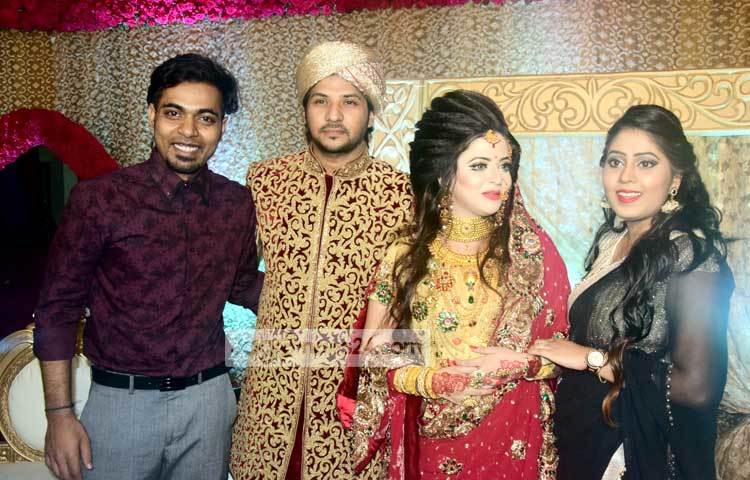 বন্ধু নিরবের বিবাহোত্তর অনুষ্ঠানে স্ত্রীকে নিয়ে এসেছিলেন জনপ্রিয় সঙ্গীতশিল্পী আরফিন রুমী। ছবি : মাহবুব আলম।
