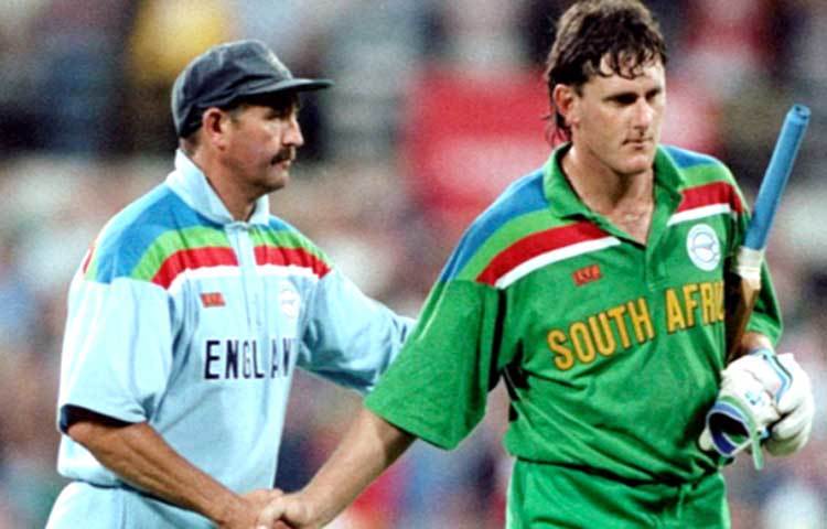 দক্ষিণ আফ্রিকা-ইংল্যান্ড : ১৯৯২ সালে সেমিফাইনাল বিশ্বকাপে সব থেকে আনলাকি দল দক্ষিণ আফ্রিকা। জেতা ম্যাচে বৃষ্টি নেমে ফাইনালে ওঠার জন্য দক্ষিণ আফ্রিকার টার্গেটটা হয়ে দাঁড়ায় ১ বলে ১৪ রান।