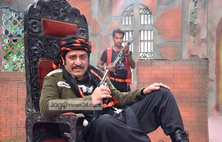 গায়ে কালো জামা, মাথায় বাহারি নকশার পাগড়ি, হাতে পিস্তল, আঙুলে গোটা চারেক আংটি, পায়ে কালো বুট-এ যেনো সত্যিকারের ডাকাত সর্দার। ছবি : মাহবুব আলম।