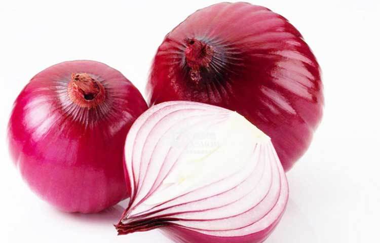 পিয়াজ : ফ্রিজের ভিতরের আর্দ্রতা টেনে নেওয়ার ফলে পিঁয়াজ নরম ও জলসা প্রকৃতির হয়ে যায়। তাছাড়া পিয়াজের গন্ধে ফ্রিজের পরিবেশও ক্ষতিগ্রস্থ হয়।