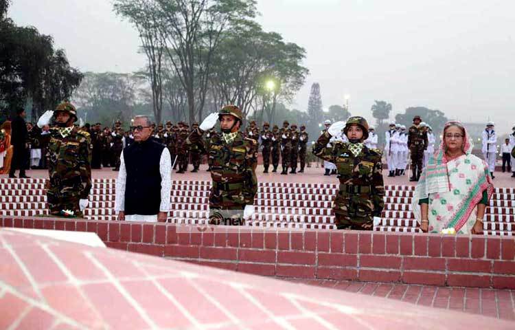 মহান স্বাধীনতা ও জাতীয় দিবস উপলক্ষে সাভারে জাতীয় স্মৃতিসৌধে মুক্তিযুদ্ধে বীর শহীদদের প্রতি ফুল দিয়ে শ্রদ্ধা জানিয়েছেন রাষ্ট্রপতি আবদুল হামিদ ও প্রধানমন্ত্রী শেখ হাসিনা। ছবি : বিপ্লব দিক্ষিৎ।