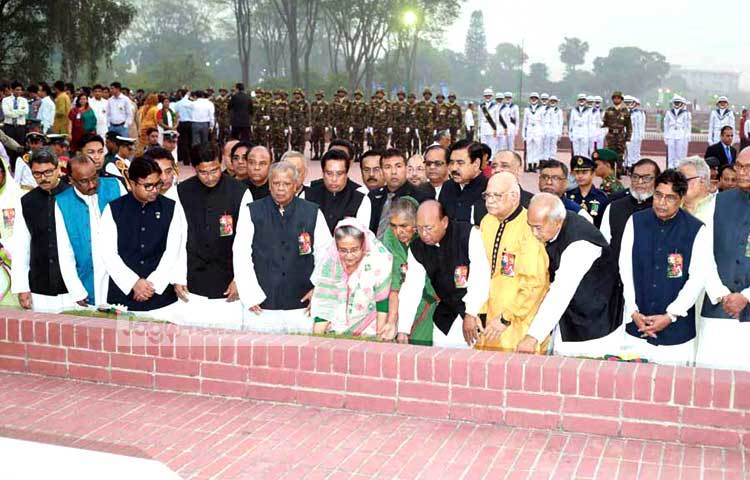 রাষ্ট্রীয়ভাবে সম্মান জানানোর পর দলের নেতাকর্মীদের নিয়ে শহীদদের প্রতি শ্রদ্ধা জানান শেখ হাসিনা। ছবি : বিপ্লব দিক্ষিৎ।