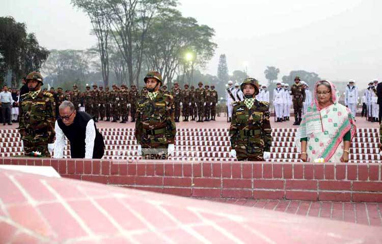 আজ শনিবার ভোরে জাতীয় স্মৃতিসৌধের বেদীতে যৌথভাবে পুষ্পস্তবক অর্পণ করে রাষ্ট্রপতি ও প্রধানমন্ত্রী কিছুক্ষণ নিরবে দাঁড়িয়ে থাকেন। ছবি : বিপ্লব দিক্ষিৎ।
