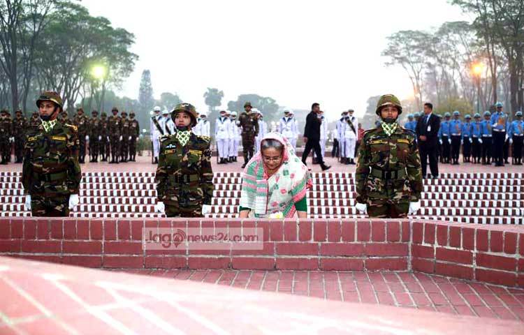মহান স্বাধীনতা যুদ্ধে বীর সেনানীদের স্মৃতির প্রতি শ্রদ্ধা নিবেদন করছেন প্রধানমন্ত্রী শেখ হাসিনা। ছবি : বিপ্লব দিক্ষিৎ।