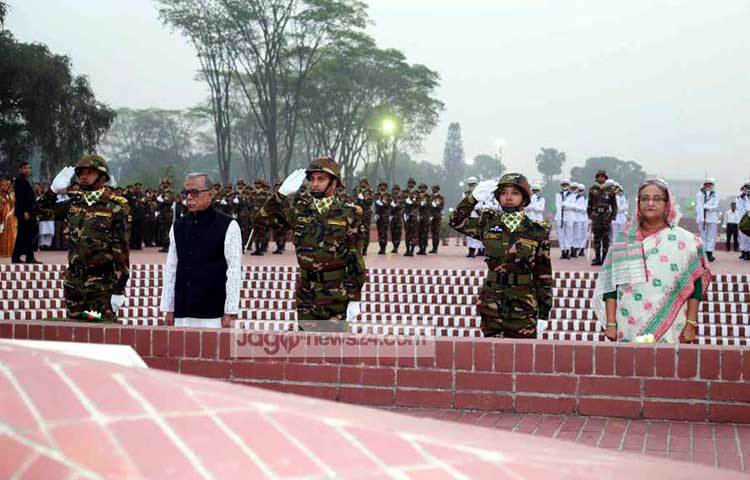 শহীদদের প্রতি শ্রদ্ধা জানানো সময় রাষ্ট্রপতি ও প্রধানমন্ত্রী কিছুক্ষণ নিরবে দাঁড়িয়ে থাকেন। ছবি : বিপ্লব দিক্ষিৎ।