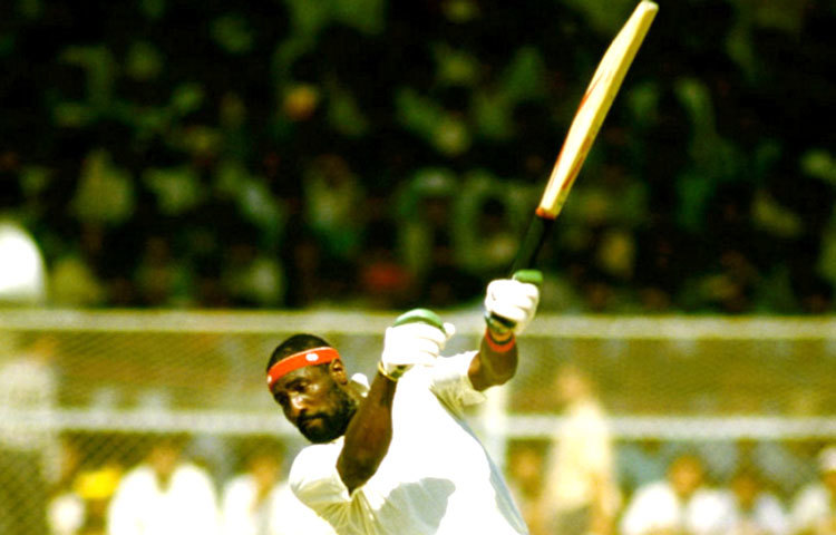 পাকিস্তান-ওয়েস্ট ইন্ডিজ : ক্যারিবিয়ানদের বিরুদ্ধে ১৯৮৭ সালের বিশ্বকাপে ২১৭ রান তাড়া করতে গিয়ে ম্যাচ শেষ ওভার পর্যন্ত গড়িয়েছিল। এক বল বাকি থাকতে কোনো রকমে ম্যাচ যেতেন আব্দুল কাদিররা। কিন্তু তখন তাদের হাতে মাত্র এক উইকেট ছিলো।