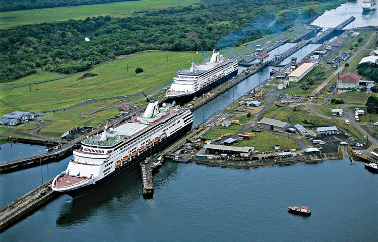 পানামা খাল : পানামাখাল আমেরিকা মহাদেশের উত্তর ও দক্ষিণ ভ&sbquo;খণ্ডকে সংযোগকারী প্রণালী। জাহাজ পারাপারের জন্য এটি একটি কৃত্রিম খাল। পানামা খালটি আন্টালনটিক মহাসাগর ও প্রশাস্ত মহাসাগরকে যুক্ত করেছে।