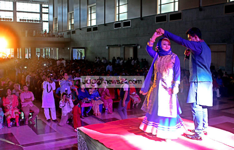 নৃত্য-গীতের এই মুহূর্তকে ক্যামেরা বন্দী করে রাখছেন কেউ কেউ। ছবি : বিপ্লব দিক্ষিৎ।