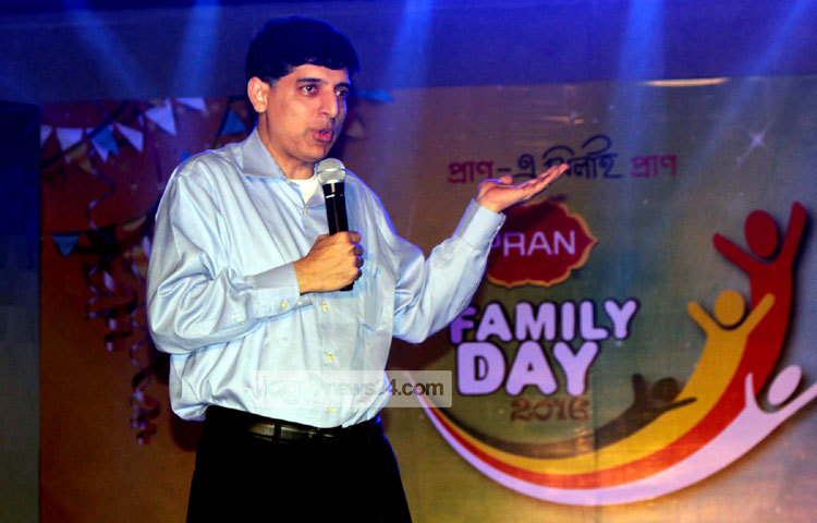 প্রাণ ফ্যামিলি ডে-তে বক্তব্য রাখছেন প্রাণ-আরএফএল গ্রুপের উপ-ব্যবস্থাপনা পরিচালক (ডিএমডি) আহসান খান চৌধুরী। শুক্রবার বিকেলে রাজধানীর বসুন্ধরা কনভেনশন সিটির নবরাত্রী হলে ফ্যামিলি ডে অনুষ্ঠিত হয়েছে। ছবি : বিপ্লব দিক্ষিৎ।