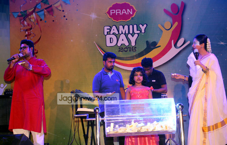 ফ্যামিলি ডে-তে চলছে র&zwnj;্যাফেল ড্র। ছবি : বিপ্লব দিক্ষিৎ।