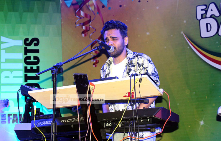 সঙ্গীতের মূর্ছনায় কেটেছে সময়। গান গাইছেন সঙ্গীতশিল্পী হাবিব। ছবি : বিপ্লব দিক্ষিৎ।