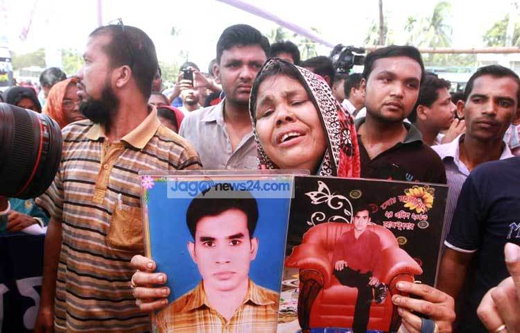রানা প্লাজা দুর্ঘটনার তিন বছর পূর্তিতে নিহতের ছবি নিয়ে সজনের কান্না। ছবি : বিপ্লব দিক্ষিৎ।