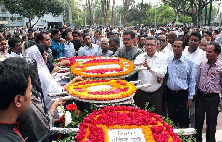 আজ (১৪ মার্চ) বিকেল ৩টা ৫৫ মিনিটে মিরপুর শহীদ বুদ্ধিজীবী কবরস্থানে কবির দাফন সম্পন্ন হয়। ছবি : বিপ্লব দিক্ষিৎ।