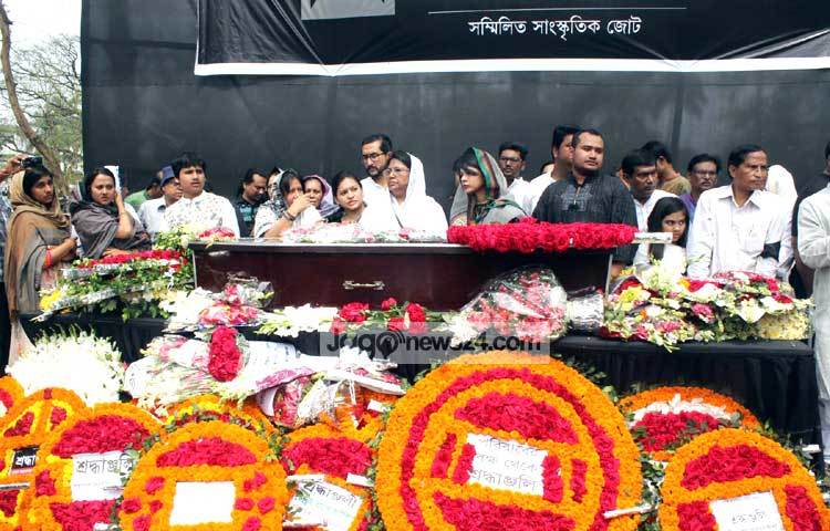 সর্বস্তরের মানুষের শ্রদ্ধা নিবেদনের জন্য দুপুর ১২টা পর্যন্ত কেন্দ্রীয় শহীদ মিনারে রাখা হয় কবির মরদেহ। ছবি : বিপ্লব দিক্ষিৎ।