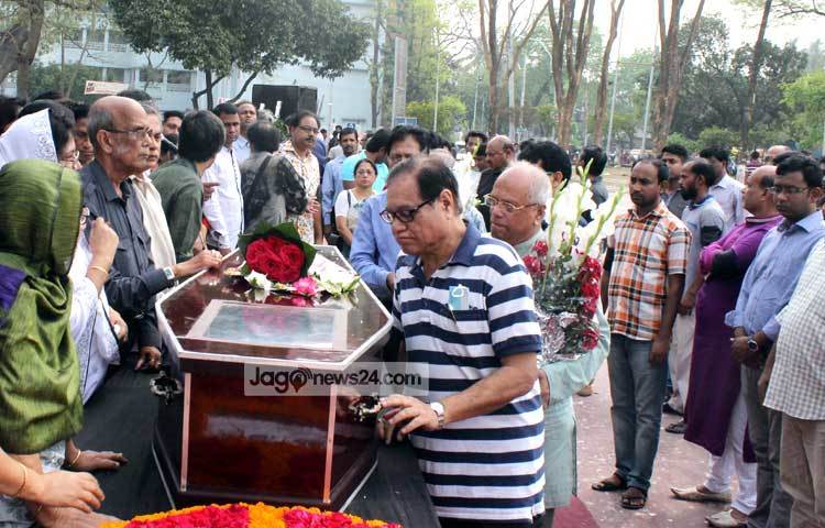 মরদেহে রাষ্ট্রীয় সম্মান জানানোর সময় উপস্থিত ছিলেন সংস্কৃতি মন্ত্রী আসাদুজ্জামান নূর, কবি পরিবারের সদস্যবৃন্দ, সব্যসাচী লেখক সৈয়দ শামসুল হক, সাংস্কৃতিক ব্যক্তিত্ব নাসির উদ্দিন ইউসুফ, কবিতা পরিষদের সভাপতি মুহাম্মদ সামাদ প্রমুখ। ছবি : বিপ্লব দিক্ষিৎ।