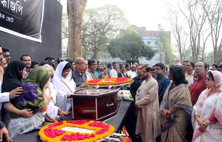 রফিক আজাদের মৃত্যুতে শিল্প-সাহিত্য ও সংস্কৃতি অঙ্গনে শোকের ছায়া নেমে এসেছে। সবাই ছুটে গেছেন কবিকে শেষবারের মতো এক পলক দেখবেন বলে। ছবি : বিপ্লব দিক্ষিৎ।