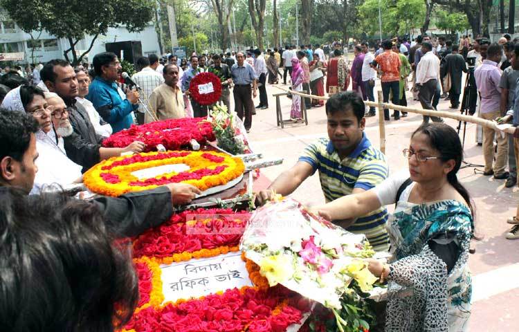আজ সোমবার (১৪ মার্চ) সকাল সাড়ে ১০টায় কেন্দ্রীয় শহীদ মিনারে কবির মরদেহের প্রতি সম্মান প্রদর্শন করা হয়। ছবি : বিপ্লব দিক্ষিৎ।
