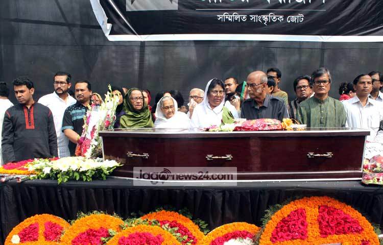 শহীদ মিনারে শ্রদ্ধা জানানোর পর কবির মরদেহ নিয়ে যাওয়া হয়েছে কবির প্রিয় স্থান বাংলা একাডেমিতে। ছবি : বিপ্লব দিক্ষিৎ।