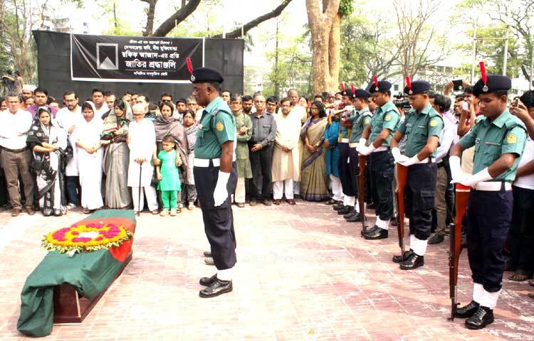 শনিবার (১২ মার্চ) দুপুর ২টা ১০ মিনিটে চিকিৎসাধীন অবস্থায় বঙ্গবন্ধু শেখ মুজিব মেডিকেল বিশ্ববিদ্যালয় হাসপাতালে মারা যান কবি রফিক আজাদ। এর আগে তিনি গত ফেব্রুয়ারি থেকে ওই হাসপাতালের নিবিড় পর্যবেক্ষণ কেন্দ্রে (আইসিইউ) লাইফ সাপোর্টে ছিলেন। ছবি : বিপ্লব দিক্ষিৎ।