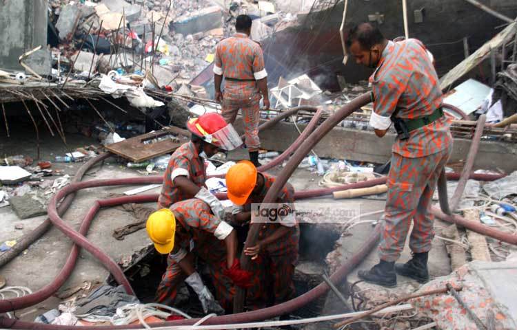 ২০১৩ সালের ২৪ এপ্রিল সকাল পৌনে ৯টায় সাভার বাসস্ট্যান্ডের পাশে রানা প্লাজা নামের এ বহুতল ভবনটি ধসে পড়ে। ফাইলফটো (ছবি : বিপ্লব দিক্ষিৎ)।