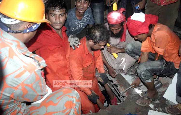 রানা প্লাজা দুর্ঘটনায় ৯৯৯ জন শ্রমিক নিখোঁজ রয়েছে। ফাইলফটো (ছবি : বিপ্লব দিক্ষিৎ)।
