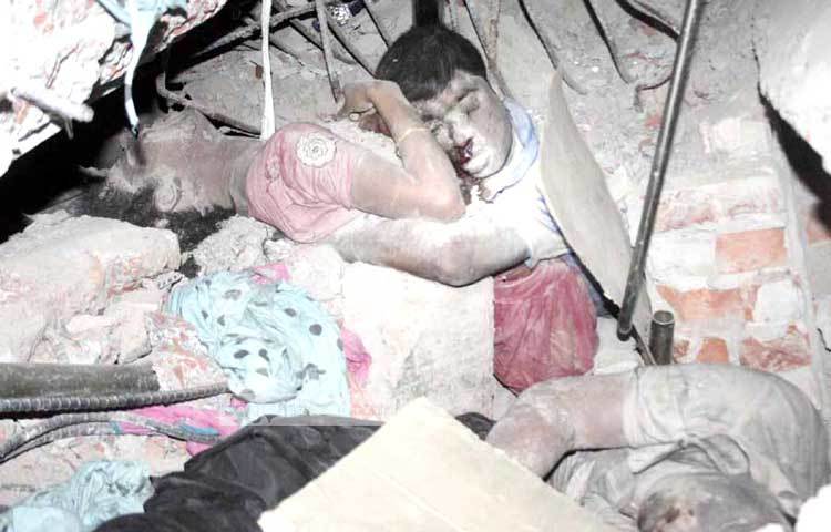 রানা প্লাজা ধসের এই দৃশ্য বিশ্বের সব মানবিক হৃদয়েকে কাঁদিয়েছে। ফাইলফটো (ছবি : বিপ্লব দিক্ষিৎ)।