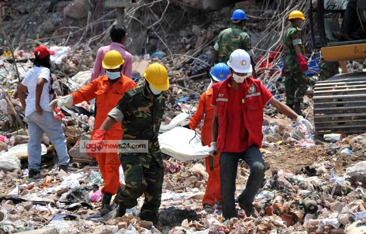 রানা প্লাজা ধসের উদ্ধার কাজের সঙ্গে যারা জড়িত ছিলেন তারা এখনও সেই দুঃসহ স্মৃতি ভুলতে পারছেন না। ফাইলফটো (ছবি : বিপ্লব দিক্ষিৎ)।