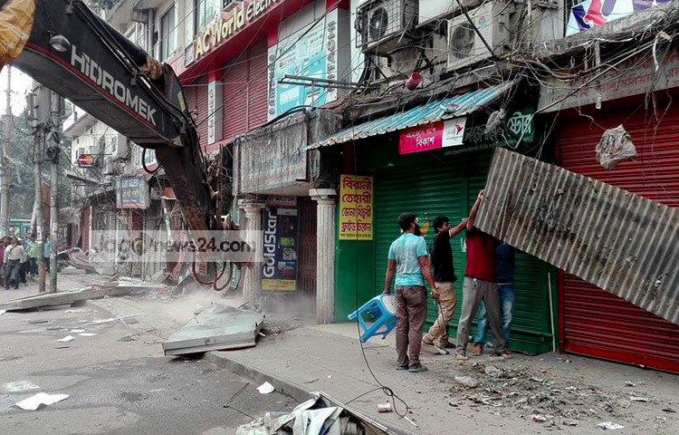 আজ রাজধানীর গুলশান-১ ও এর আশেপাশে এলাকায় অবৈধ স্থাপনা উচ্ছেদ অভিযান চালিয়েছে রাজধানী উনয়ন্নন কর্তৃপক্ষ (রাজউক)।