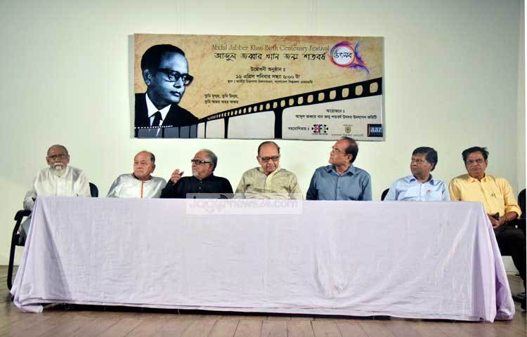 অমর চলচ্চিত্রকার আব্দুল জব্বার খানের শততম জন্মবার্ষিকীতে আলোচনায় অংশ নেন নায়ক রাজ্জাক। ছবি : মাহবুব আলম।