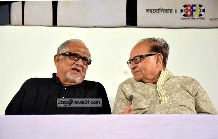 নায়করাজ রাজ্জাক অভিনেতা সৈয়দ হাসান ইমামের সঙ্গে আলোচনায় মশগুল। ছবি : মাহবুব আলম।