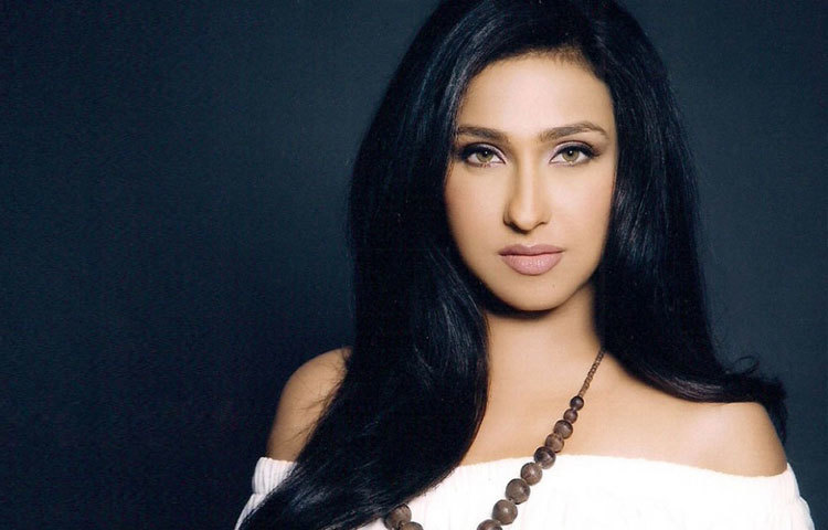 অপর্ণা সেন পরিচালিত &lsquo;শ্বেত পাথরের থালা&rsquo; ছবিতে অভিনয় করে বাংলা চলচ্চিত্র জগতে পদার্পণ।