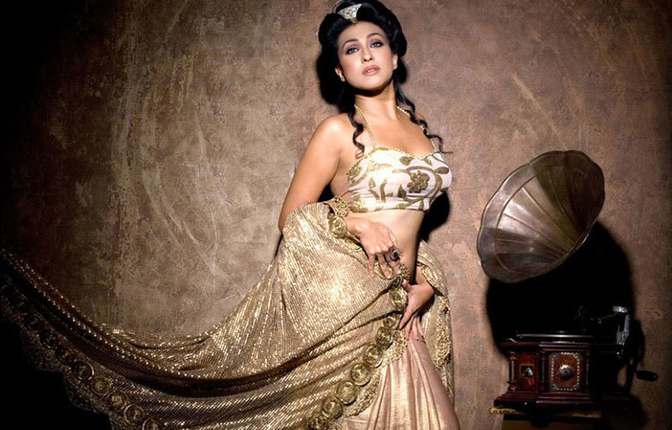 ছোট থেকেই &lsquo;শিল্প&rsquo;মনা, তাই নাচ-গান-আঁকা-হাতের কাজ&mdash; সবেতেই তাঁর আকর্ষণ।