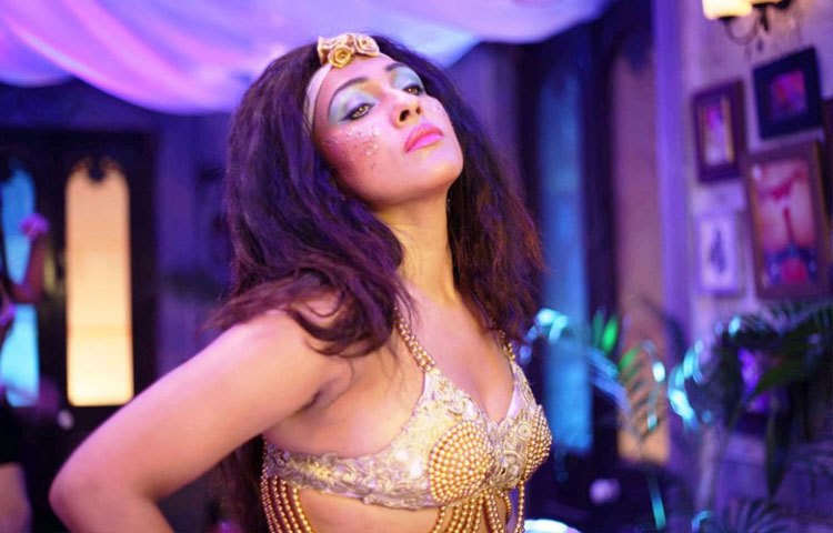 মালায়লাম ছবি &lsquo;কথাভেড়ু&rsquo;তে অভিনয় করেছেন ঋতুপর্ণা।