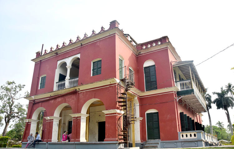 এ বাড়িতে বসে রবীন্দ্রনাথ ঠাকুর ১৯০১ সাল পর্যন্ত জমিদারি পরিচালনা করেন। এখানে বসেই তিনি রচনা করেন বিখ্যাত গ্রন্থ&nbsp; সোনার তরী, চিত্রা, চৈতালী, গীতাঞ্জলি ইত্যাদি। ছবি : মাহবুব আলম।