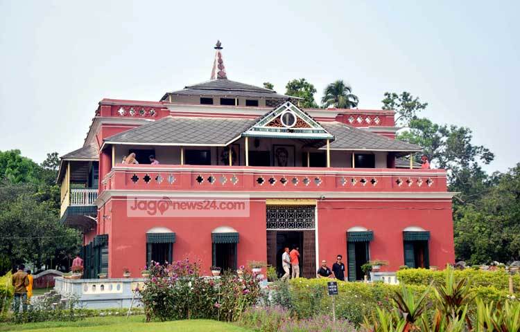 বিশ্বকবি রবীন্দ্রনাথ ঠাকুরের স্মৃতিবিজড়িত শিলাইদহ কুঠিবাড়ি কুষ্টিয়া জেলাকে শিল্প, সাহিত্য ও সংস্কৃতিকে সমৃদ্ধ করেছে। ছবি : মাহবুব আলম।