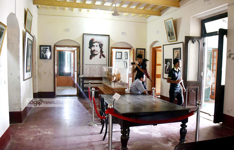 কবিগুরু রবীন্দ্রাথের ব্যবহৃত আসবাবপত্র। ছবি : মাহবুব আলম।