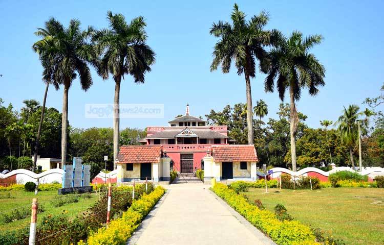 শিলাইদহ কুঠিবাড়ি বিশ্বকবি রবীন্দ্রনাথ ঠাকুরের স্মৃতিবিজড়িত। শহর থেকে ১৫ কিলোমিটার দূরে কুমারখালী উপজেলায় অবস্থিত। ছবি : মাহবুব আলম।