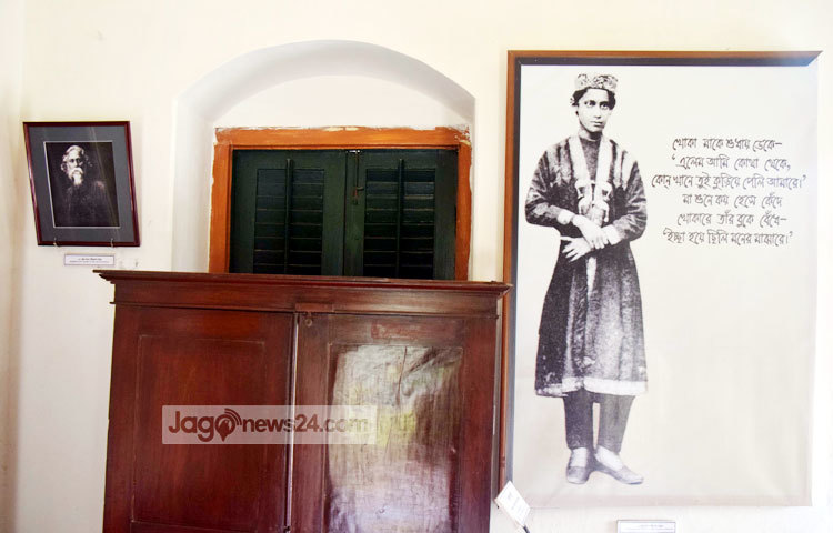 কুষ্টিয়ার এই কুঠিবাড়িতে বসে কবিগুরু অনেক গান ও কবিতা রচনা করেছেন। রবীন্দ্রপ্রেমীরা এখানে এসে কবি সম্পর্কে অনেক কিছু জানতে পারছেন। ছবি : মাহবুব আলম।